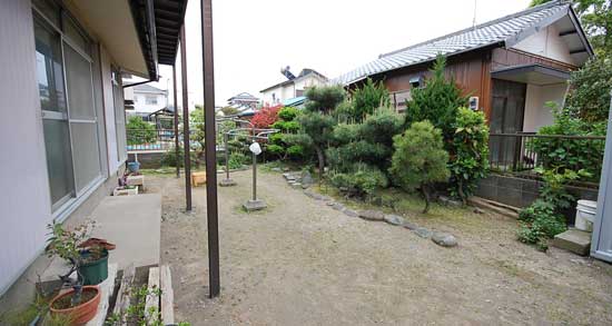 市川市・松戸市・浦安市の庭・雑草対策ならグリーンパトロール市川店 庭木にも愛犬にも優しい草取り不要の庭